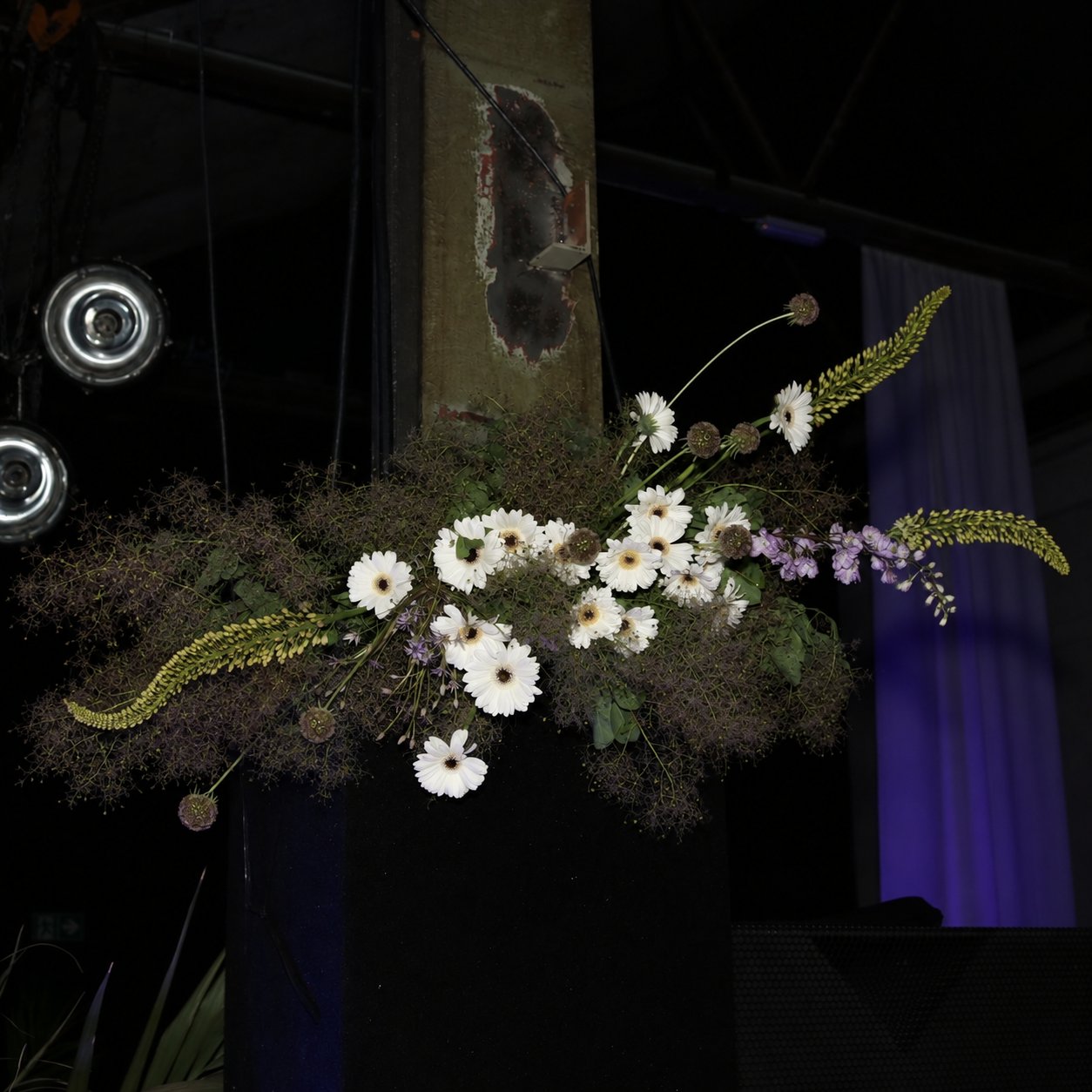 Pillar floral arrangement with cascading blooms at the Moodyman event, Haus der Visionäre.